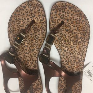 💋NWT T-Strap Sandals